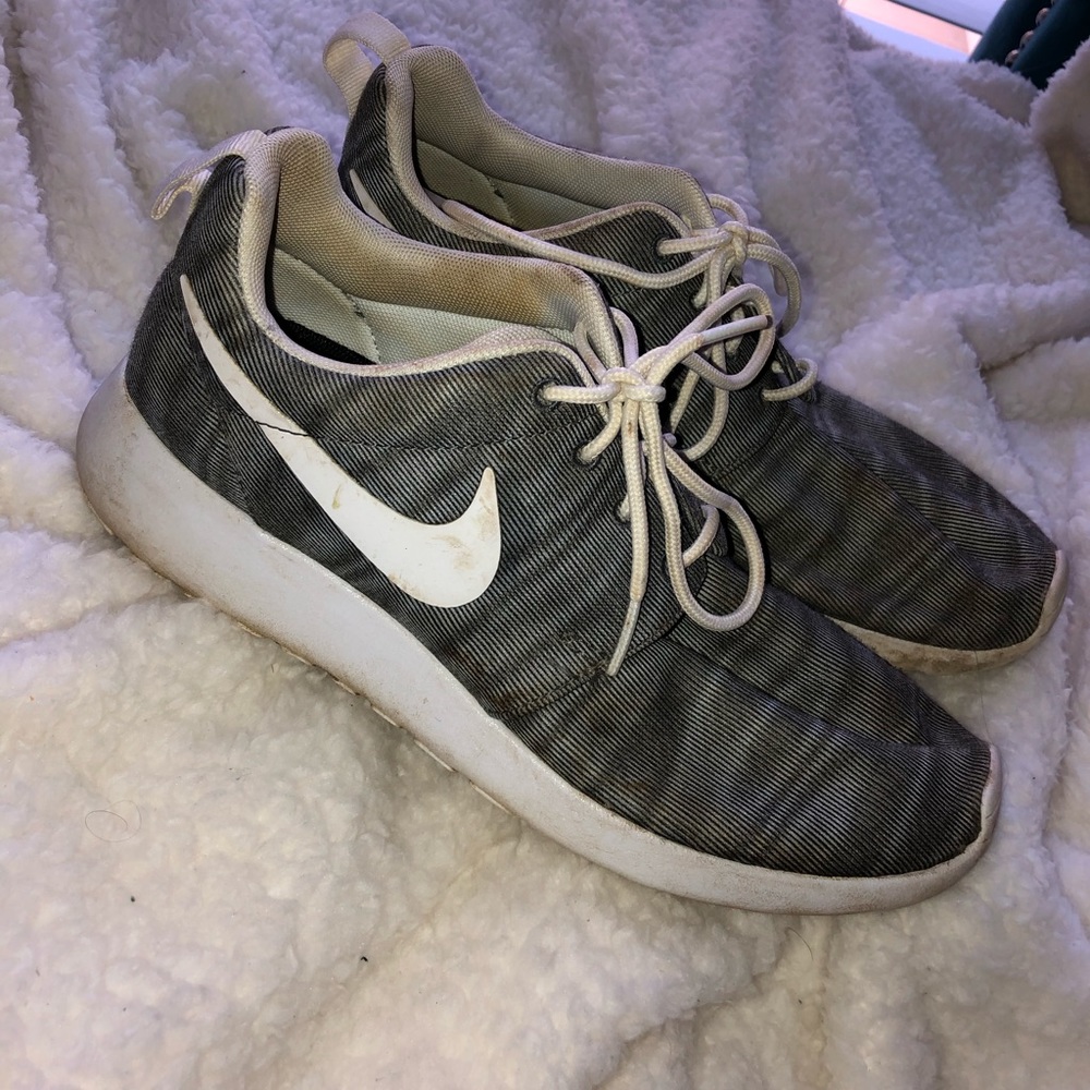 grey nike huaraches
